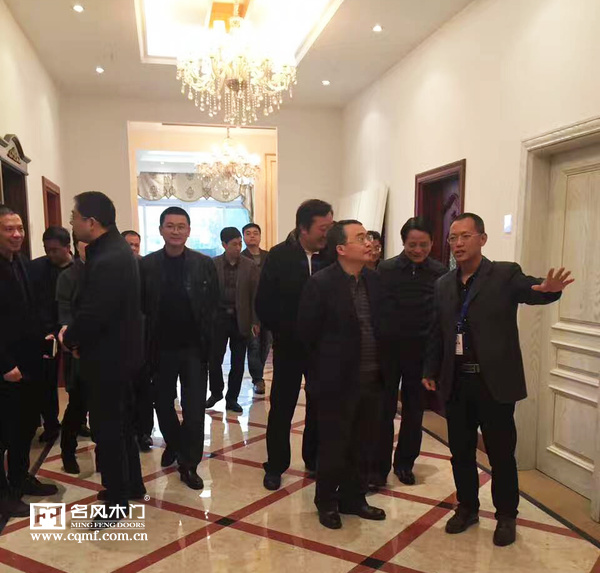重庆名风木门：名风木门负责人陈总给各领导详细讲解名风公司生产工艺